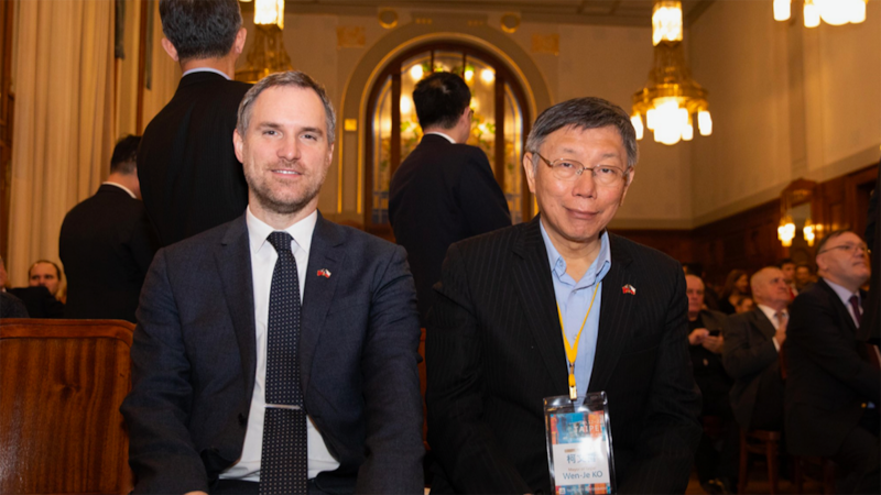 台北市长柯文哲(右)访问捷克,与布拉格市长贺瑞普缔结双边姐妹城市。(台北市政府提供)