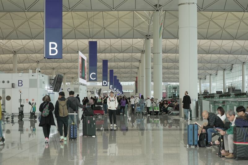 香港機場據資料顯示，仍未回復疫情前的客運量水平。（衛斯攝）