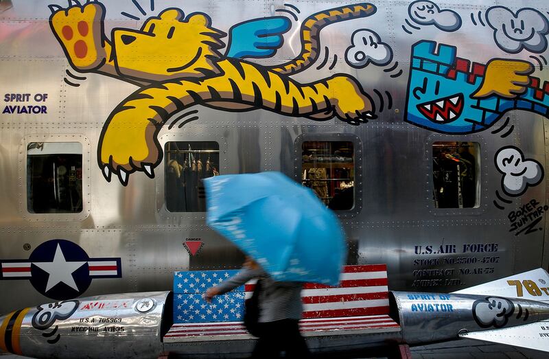 资料图片:2019年5月13日,一名妇女在北京首都人气购物中心一家时尚精品店外。(美联社)