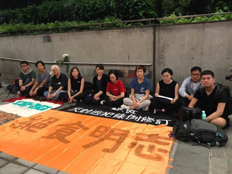 香港二十多名艺文界、教育界等发起绝食。(在台港人钟慧沁提供)