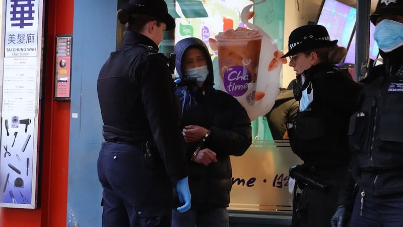 2021年11月27日,多个在英国的华人团体在伦敦唐人街举办“反歧视”集会,集会结束后,双方突然爆发冲突。至少一名华人被伦敦警方拘捕,锁上手铐带走。(记者吕熙)