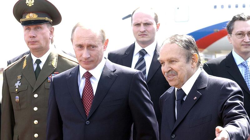 俄罗斯重返非洲,是目前对非洲最大军火出口国。图为俄罗斯总统普京(左二)访问阿尔及利亚。(美联社)