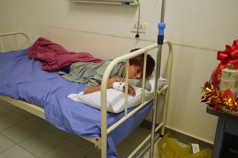 2022年9月24日,获救的一名幸存者在柬埔寨西南部西哈努克省的医院病床上休养。(美联社)