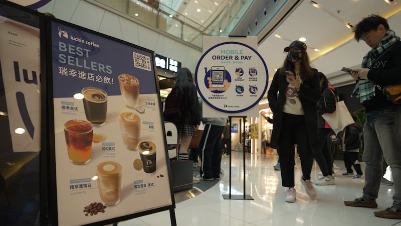 中國味濃的「瑞幸咖啡」在香港的定價貴中國大陸一倍。（衛斯攝）