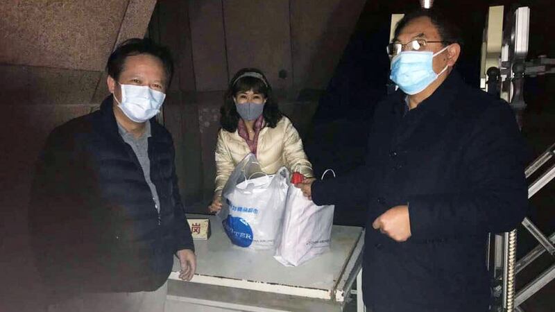 荆门台商协会简会长9日深夜成功将血友病的针剂交到病童母亲手中。（海基会提供）