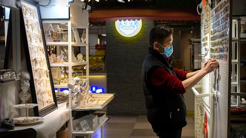 北京一家商场中的零售摊位(美联社)