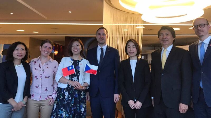 民进党籍立委林静仪(左三)今年夏天率团访问捷克布拉格市长贺瑞普(左四)。(林静仪提供)