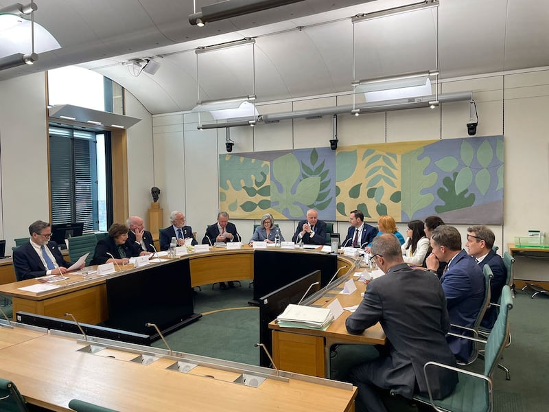 美国代表团团长加拉格尔（Mike Gallagher）表示，英美正共同面对中国的升级侵略，必须团结反击。 （吕熙摄）