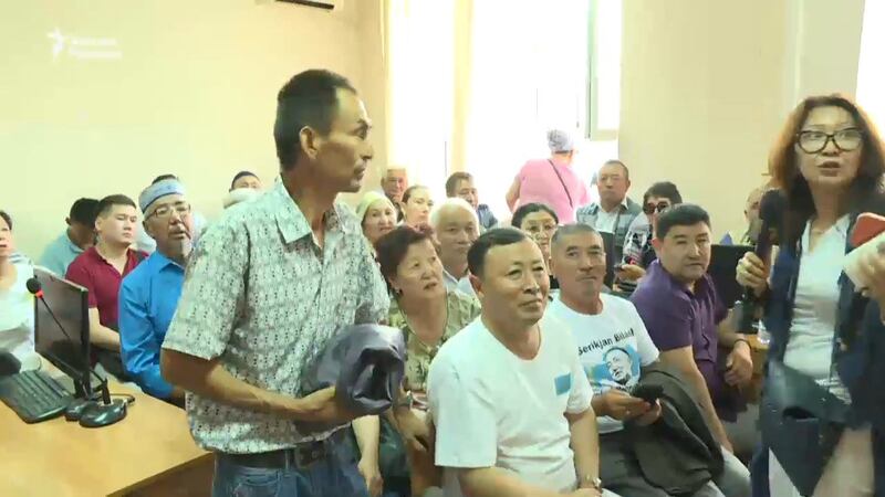 大批支持者到法院旁听。（志愿者提供/记者乔龙）