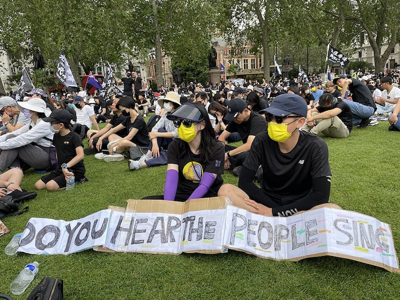 陈氏夫妇连续第三年和一对子女参与伦敦的612集会，希望以此让香港手足和不能发声的香港朋友知道，他们会一直坚持。 （吕熙摄）