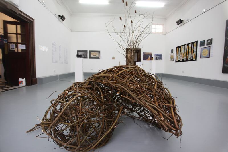 艺术家Janice Lam的作品“结合”,以英国公园中的废弃物制作成装置艺术,代表港人在英国重新“筑巢”,展开新生活、建筑新家园的状态。 (Sam Tam提供)