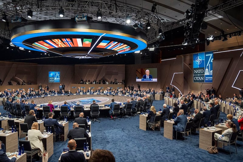 美国及其盟国领导人周二发表联合声明,承诺为乌克兰提供五套远程防空系统,美国总统拜登(Joe Biden)在周二晚间致欢迎词时称,这一举措是一次“历史性的捐赠”。(美联社)