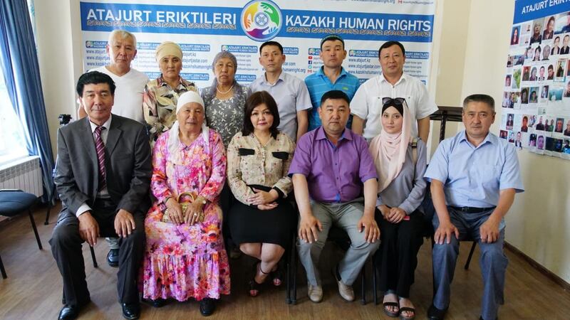 艾曼.乌玛尔卧娃(Aiman Umarova)（中）曾代理无数的人权案件。（志愿者提供/记者乔龙）