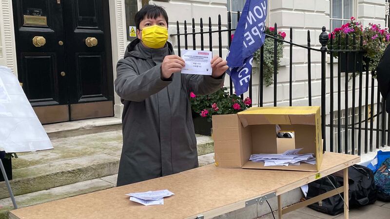 投票结束后，主办单位即场点票。而最终的选举结果，共有70票投“不承认”、0票“承认”、2票为白票，1票为无效票。（记者邢博泓摄影）