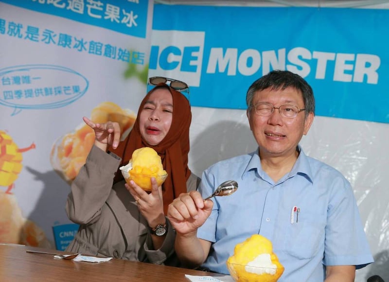 台北市长柯文哲(右)呼吁港府不需要跟民众对着干。(台北市政府提供)