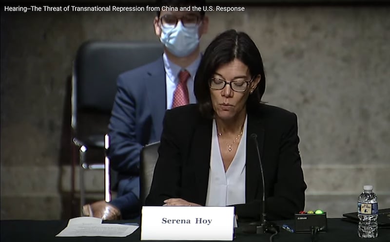 美国国土安全部助理部长霍伊(Serena Hoy)表示,相关部门正在积极接受如何识别跨国镇压的培训,并主动与受害者接触,包括境内的维吾尔社区和侨民,分享有关的资源和信息,帮助美国的异议人士应对中国跨国镇压威胁。(视频截图)