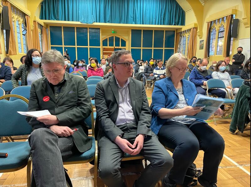 “香港监察”(Hong Kong Watch)周二(14日)在伦敦港人热门聚居地之一萨顿(Sutton)举办一场民间论坛 ,邀请英国三大政党代表介绍各自政党的政纲,吸引约一百名在英港人出席。 (吕熙摄)