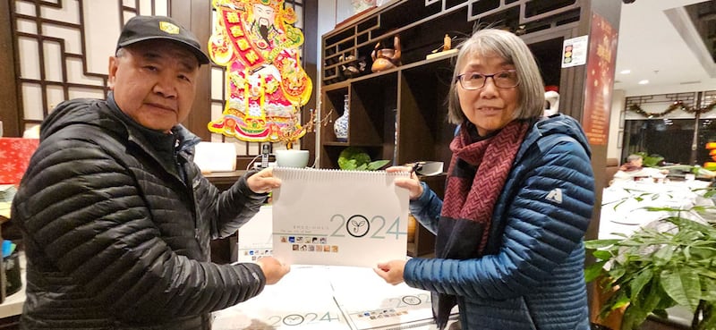 不少加拿大港人购买香港民主挂历,支持「细叶榕人道支援基金」,帮助被囚禁的香港政治犯。 (记者柳飞 拍摄)