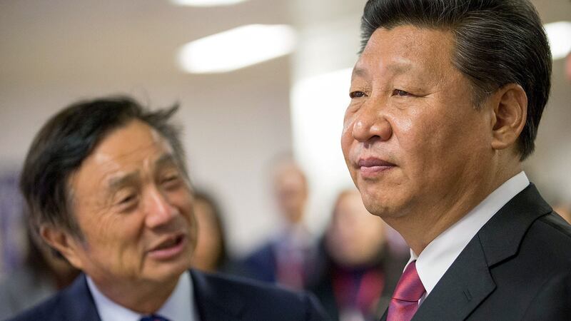 2015年10月21日习近平(右)访英期间在任正非(左)的陪同下参观华为英国分公司。(路透社)