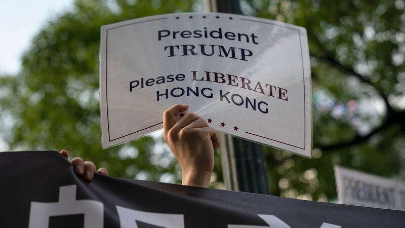 香港反送中团体在日本G20峰会上呼吁国际在G20峰会期间声援香港。(美联社)