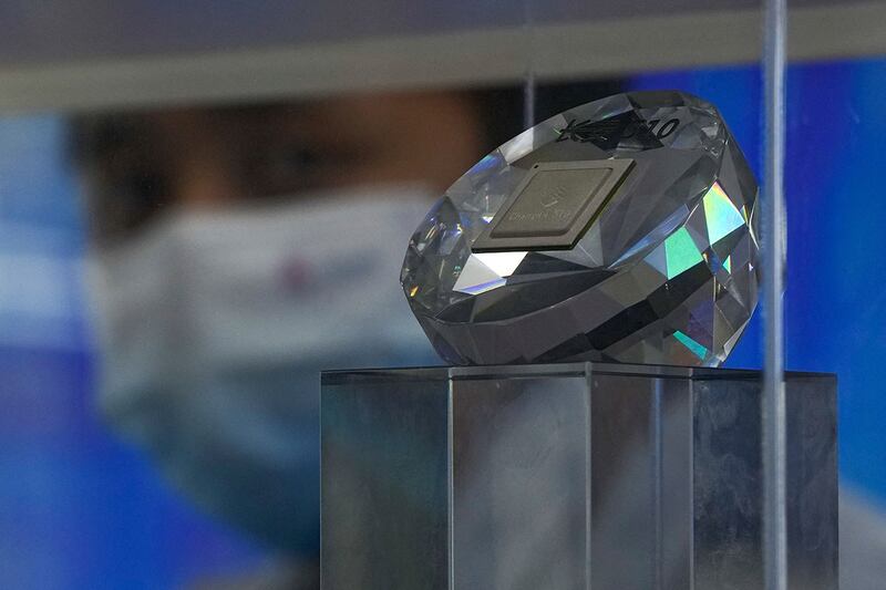 2021 年 9 月 26 日,中国北京国际科技产业博览会上,北京微芯区块链与边缘计算研究院开发的芯片。(美联社)