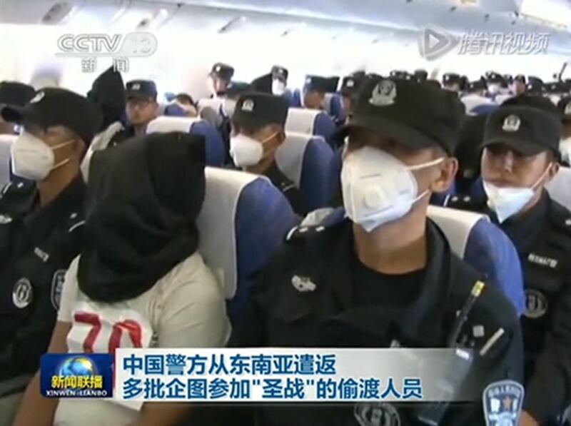 109 ئۇيغۇرنى تايلاندتىن خىتايغا ئېلىپ ماڭغان كۆرۈنۈش. 2015-يىلى 9-ئىيۇل.