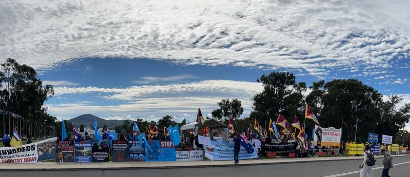 今天(20日)在澳大利亚首都坎帕拉,大约300人集结于国会大楼外,抗议王毅到访。 (示威者提供照片)