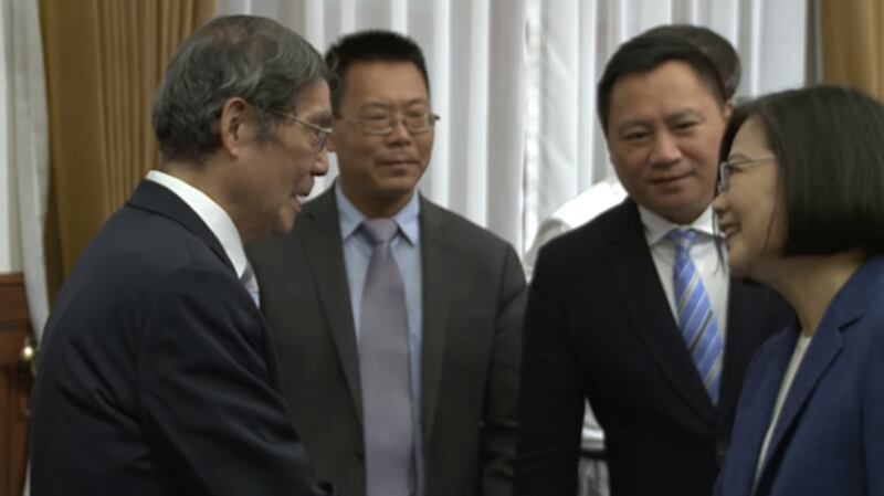 现居美国的人权律师滕彪(左二)。(视频截图)