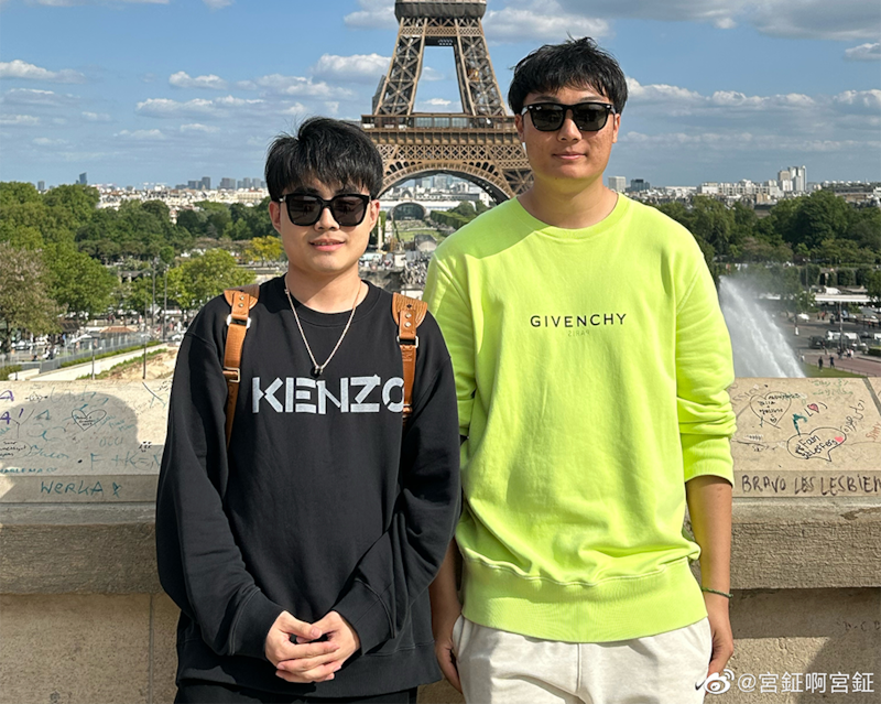 本台找到一个名为“宫钲啊宫钲”的微博帐号，用户自称为“国家一级排球运动员”。比对其微博相片和施袭的白衣男子，其外型和样貌都高度相似。