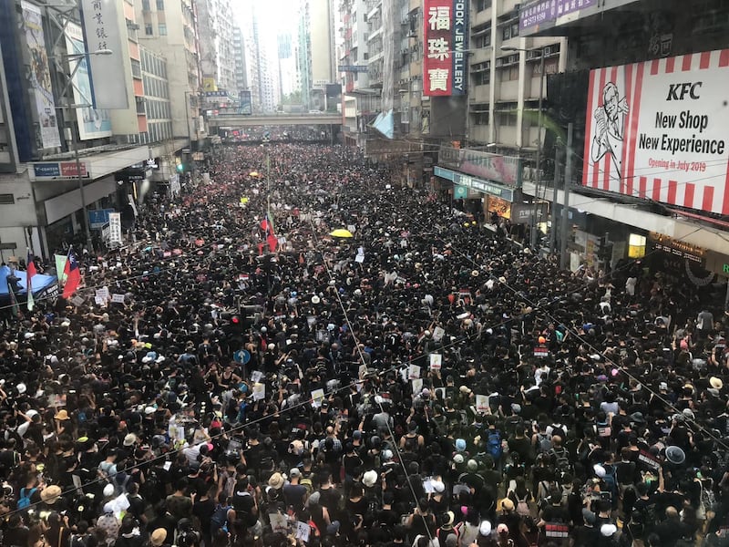 2019年6月16日,香港数以万计的市民示威大游行,要求香港领导人下台,并撤回引渡法案。(本台记者摄)