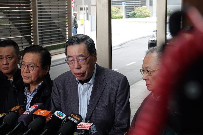 立法會主席梁君彥等8名議員周二（24日）回港見記者時表示，行程緊密並不是去旅行。（衛斯攝）