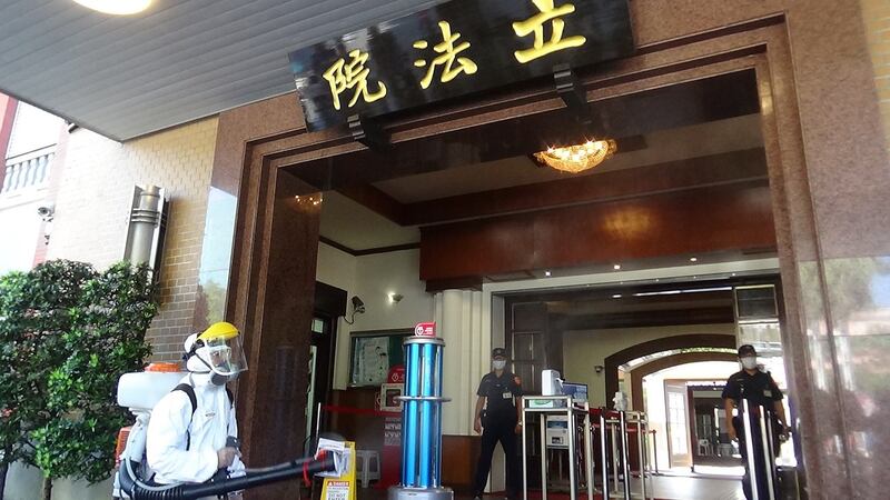 立法院示范防疫消毒工作。(记者夏小华摄)