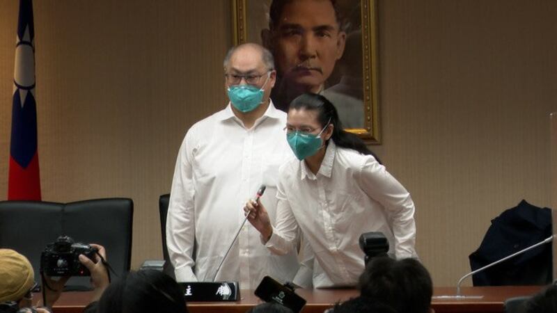 在中国被判”颠覆国家政权罪”的台湾NGO工作者李明哲,刑满五年获释返台后,首次与妻子李净瑜召开记者会。(记者李宗翰摄)