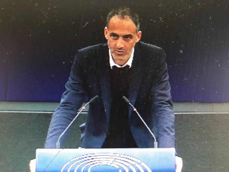 法囯议员格鲁克斯曼揭发了“富裕的海湾国家客户要求清真器官”的事实,使得维吾尔族穆斯林的清真器官被取走。(蔡凌拍摄)