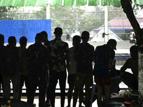 ຄົນລາວ 6 ຄົນ ທີ່ຖືກຊ່ວຍ ຈາກສູນສະແກມເມີ້ ຢູ່ມຽນມາ ໄດ້ສົ່ງກັບລາວ