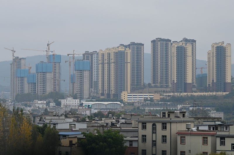 统计局在同一天公布,8月中国70个大中城市房价数据,《路透社》根据数据测算,中国新建商品住宅价格指数同比下跌1.3%,是7年以来最大的跌幅。(法新社资料图片)