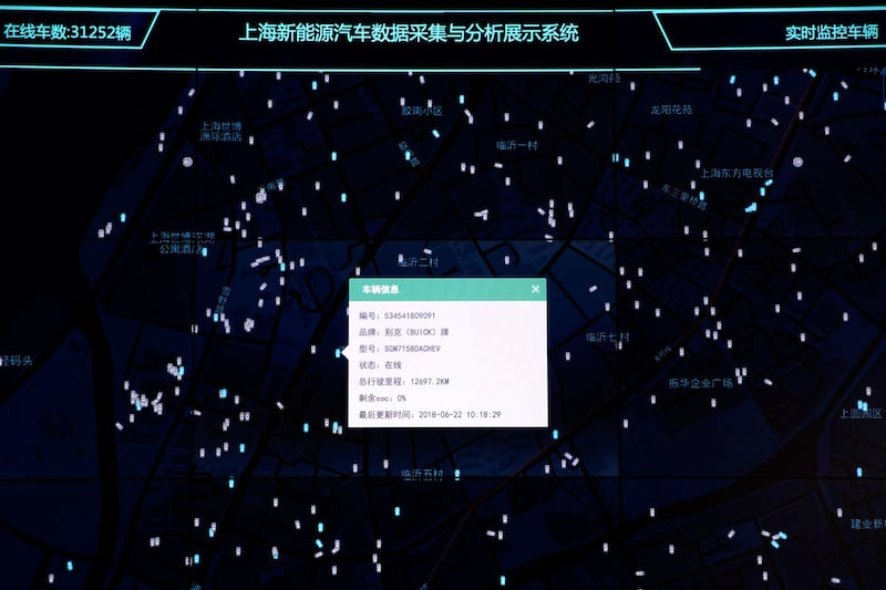 图为,一个对话框显示了在上海市新能源汽车公共数据采集与监测研究中心,跟踪和显示数千辆汽车中的一辆汽车的详细信息。(美联社)