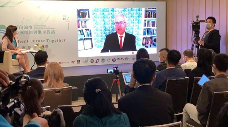 前澳大利亚总理滕博尔(Malcolm Turnbull)会外透过视讯接受在台北现场的记者提问。(记者夏小华摄)