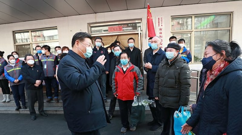 中国领导人习近平2020年2月10日视察北京的一个居民社区（新华社/法新社）