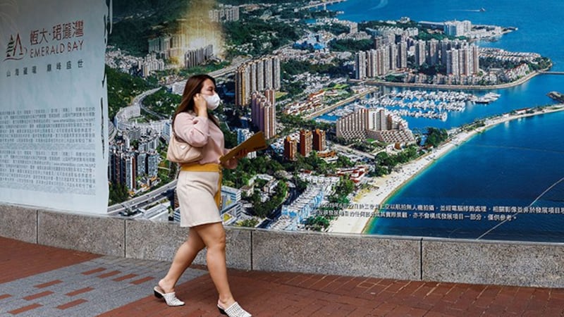 据《经济学人》报道，最新财报显示，截至今年上半年，在280多个城市拥有房地产项目的恒大负债高达3040亿美元（约人民币2万亿元）。（路透社图片）