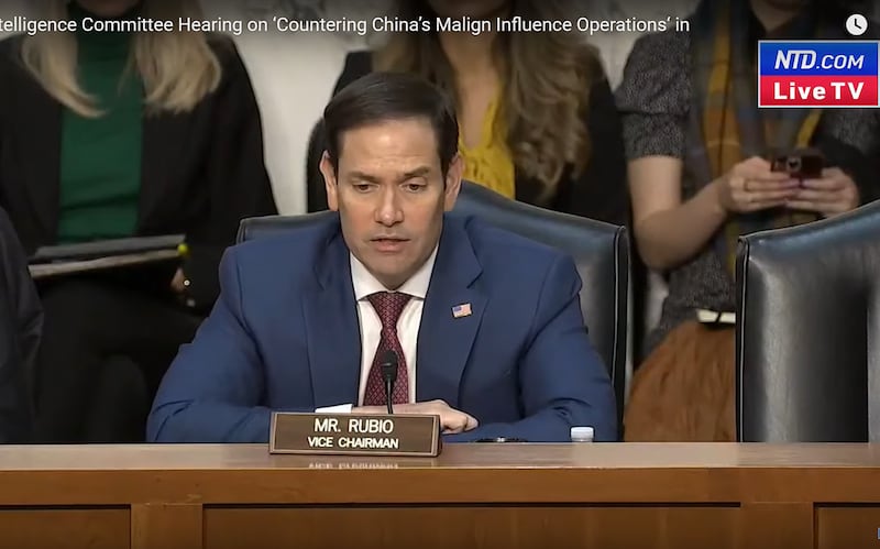 美国联邦参议员鲁比奥在会上指出,中国不断透过网络恶意操作,试图影响美国民众的认知。(视频截图/NTD.com)