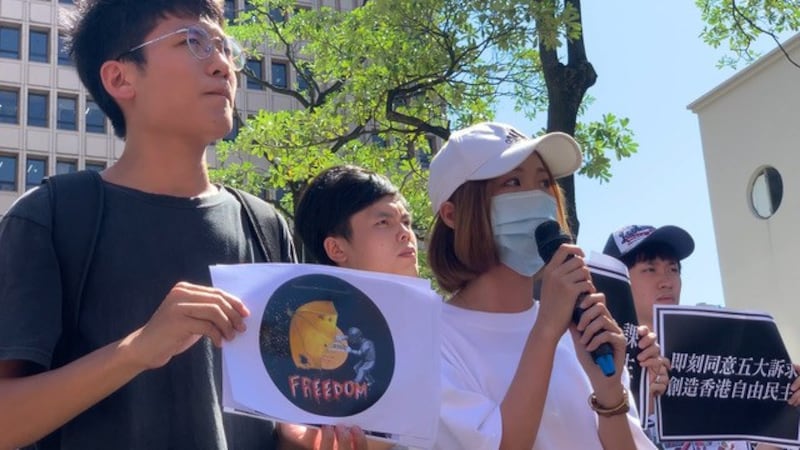 港生文庭山绘制插画,示威者拿伞对抗国家武器。(记者 黄春梅摄)