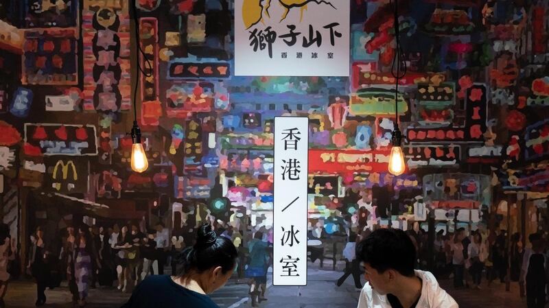 位于淡水英专路巷弄里的「塞拉利昂下」茶餐厅，许多移民来台的港人成为常客。（摄影／陈晓威）