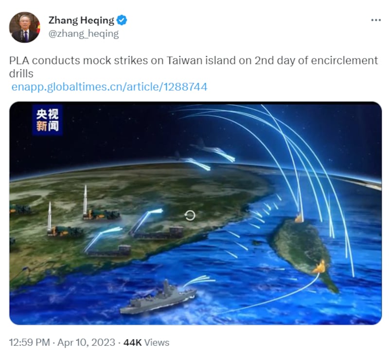 中国央视在对台军演期间释出飞弹攻台模拟动画,中国驻巴基斯坦外交官张和清在推特发布的影片截图,正是台湾北部与南部爆炸的一幕。图片截取自张和清推特。