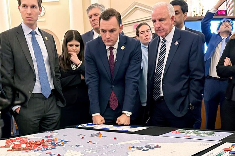 2023年4月19日,美国国会众议院美中战略竞争特设委员会进行台海冲突兵棋推演。图为委员会主席、共和党联邦众议员加拉格尔(中)在兵棋推演桌前。(美联社)