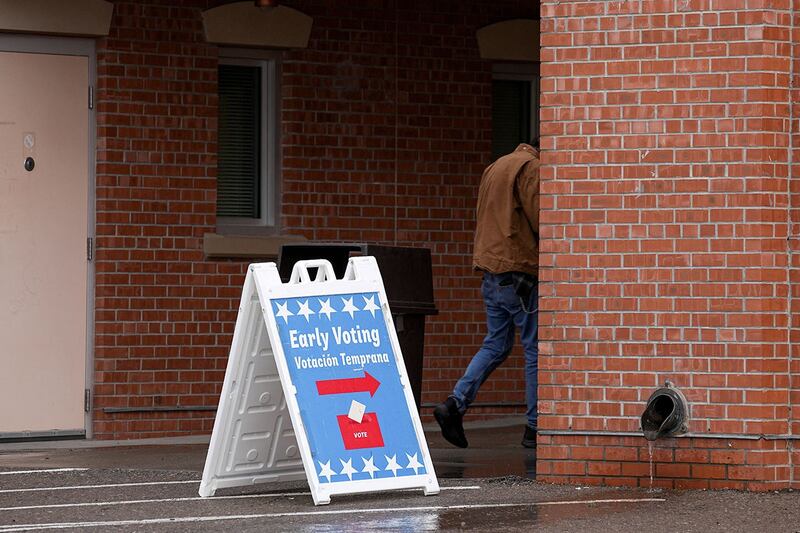 2022年10月24日,美国德克萨斯州艾尔帕索县中期选举开始提前投票,一名男子走进埃尔帕索县体育馆的投票区。(路透社)