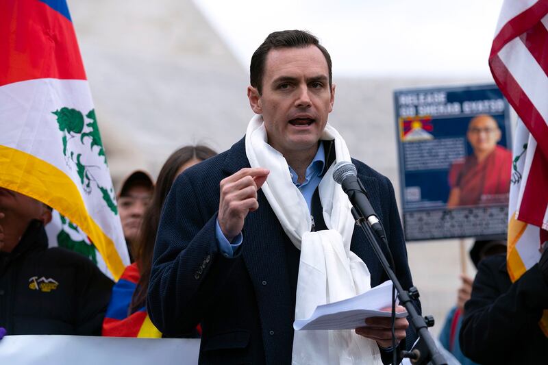 美国联邦众议员、众议院中国事务特设委员会主席麦克·加拉格尔(Mike Gallagher)2023年3月10日在回复本台记者提问时表示,中国事务特设委员会将继续举行一系列听证会,揭露中国威胁的本质。(美联社图片)