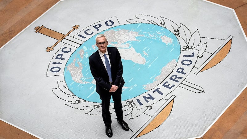  资料图片：2018年11月8日， 国际刑警组织秘书长于尔根·施托克（Jürgen Stock）在法国里昂的国际刑警组织总部留影。（法新社）