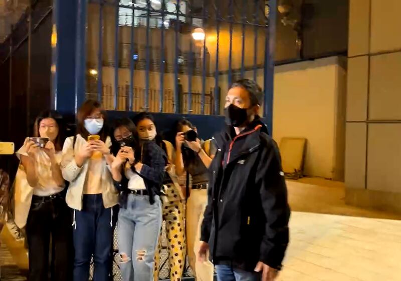 区家麟获准保释现场（脸书截图）