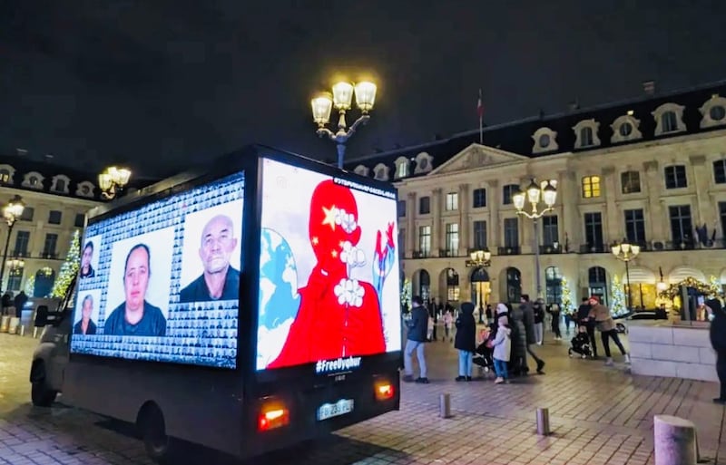 دوكتور دىلنۇر رەيھان خانىمنىڭ تەشكىللىشىدە ياۋروپا ئۇيغۇر ئىنستىتۇتى ئېلان شىركىتى تەشۋىقات ماشىنىسىنىڭ ئۈچ تەرىپىدىكى چوڭ ئېكراندا ئۇيغۇر مەجبۇرىي ئەمگىكىگە دائىر ۋىدىيولارنى قويۇپ، پارىژ كوچىلىرىدا سەككىز سائەت ئايلانغان كۆرۈنۈشتىن بىرى. 2023-يىلى دېكابىر، پارىژ.